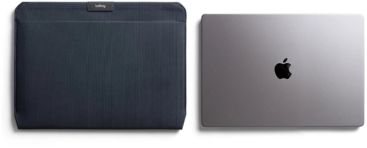 Bellroy Sleeve – Geschikt voor MacBook Pro/Air 15 inch/16 inch – Gemaakt van gerecycled polyester – Magnetische sluiting – Microfiber voering - Blauw - Afbeelding 1